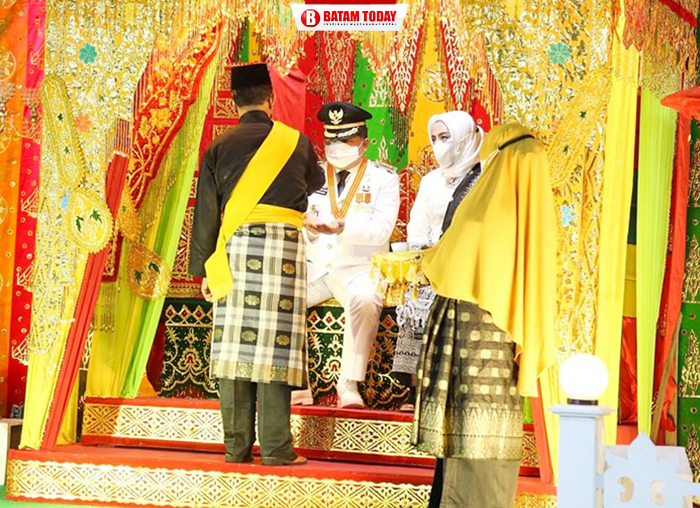 Wakil Bupati Anambas dan Istri saat menerima tepuk tepung tawar dari Ketua LAM